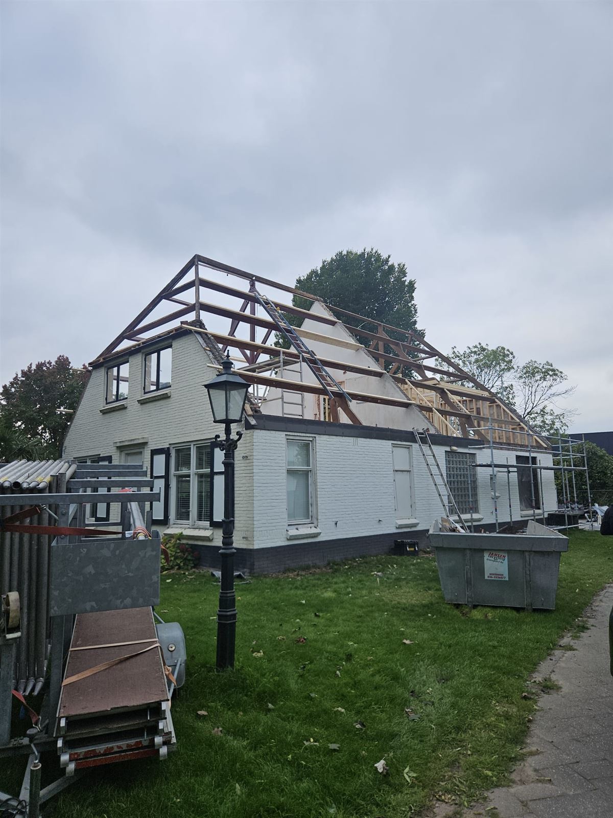 Dak volledig gestript tot de balken, voorafgaand aan renovatie