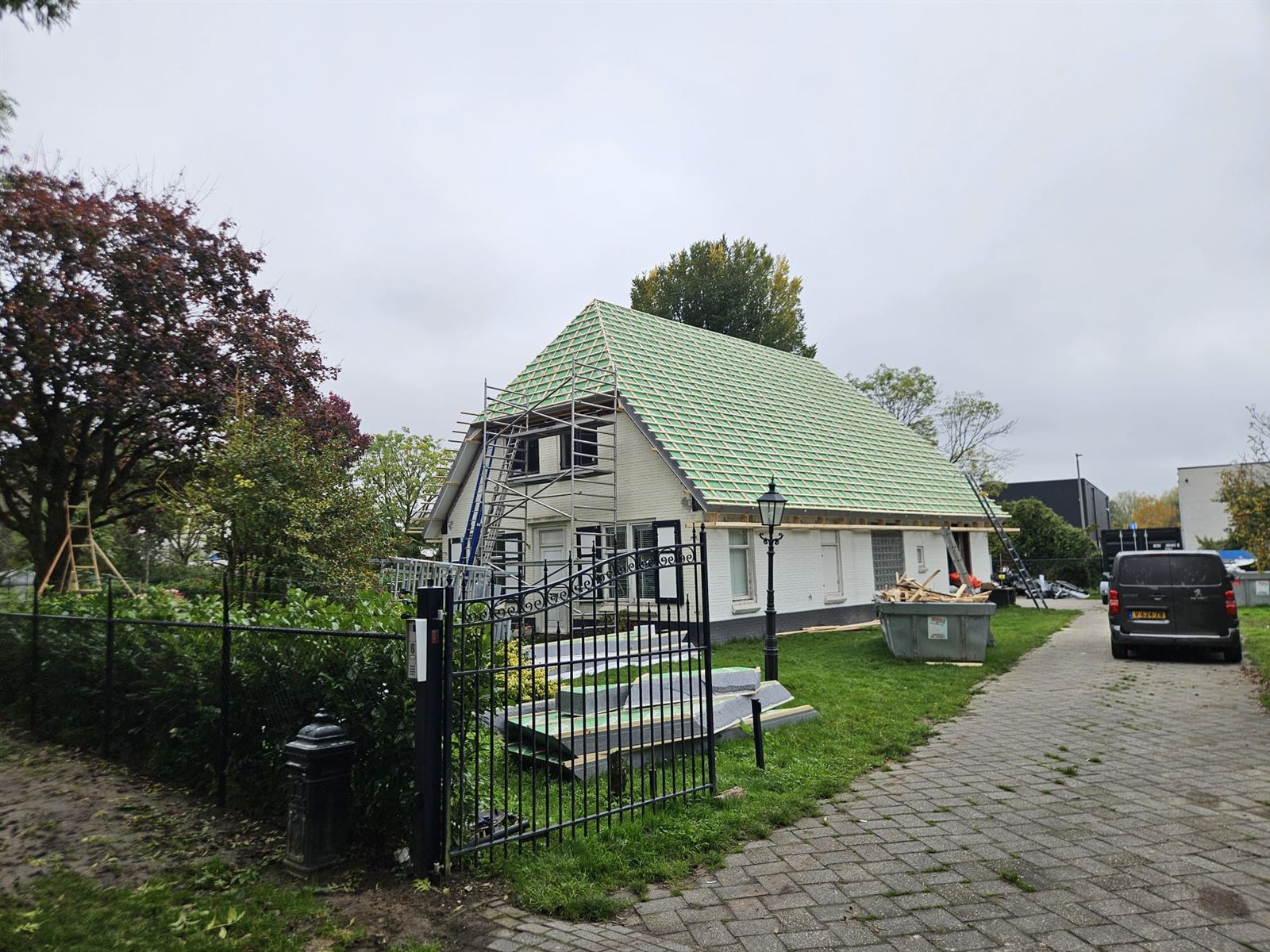 Waterdicht onderdak aangebracht, eerste dakpannen gelegd