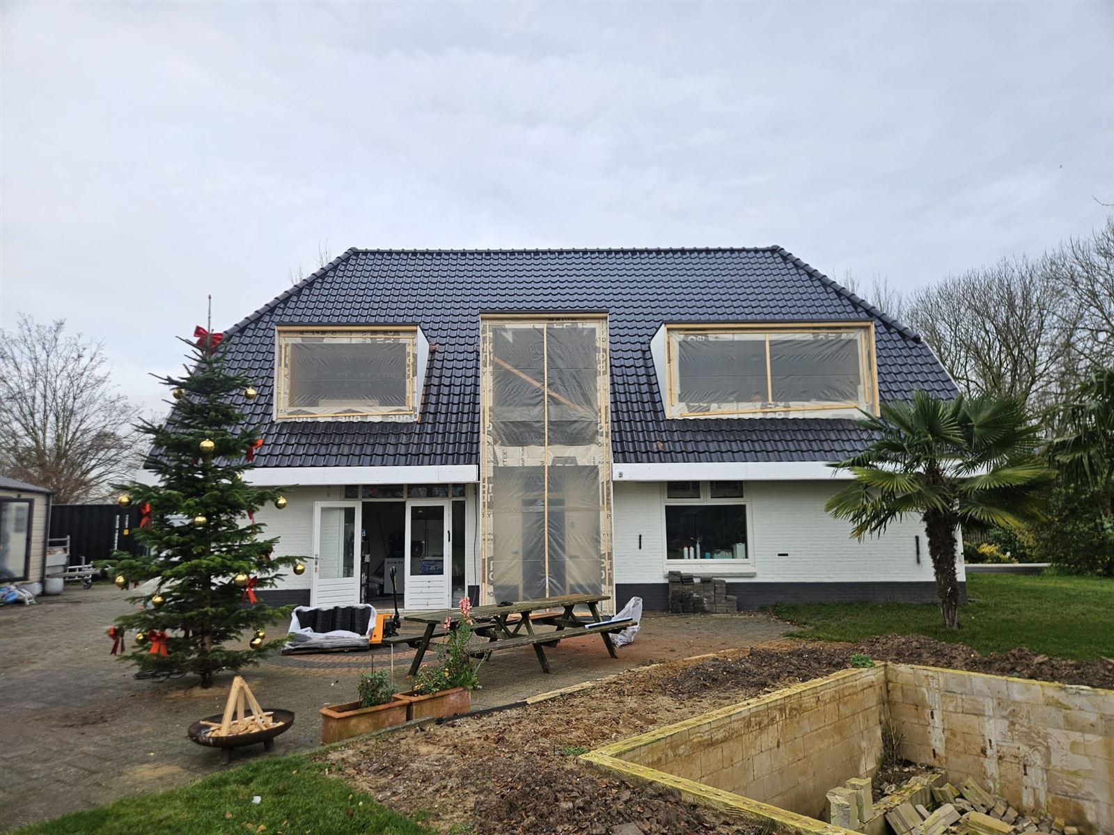 Nieuwe dakpannen bijna afgerond met dakkapellen