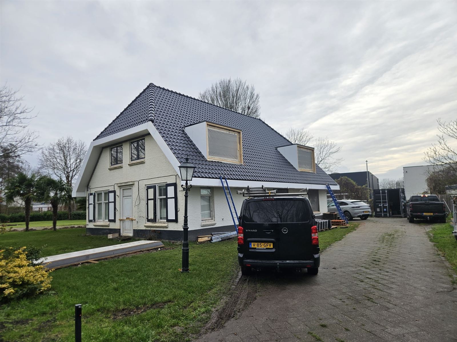 Volledig afgewerkt antracietkleurig pannendak, resultaat